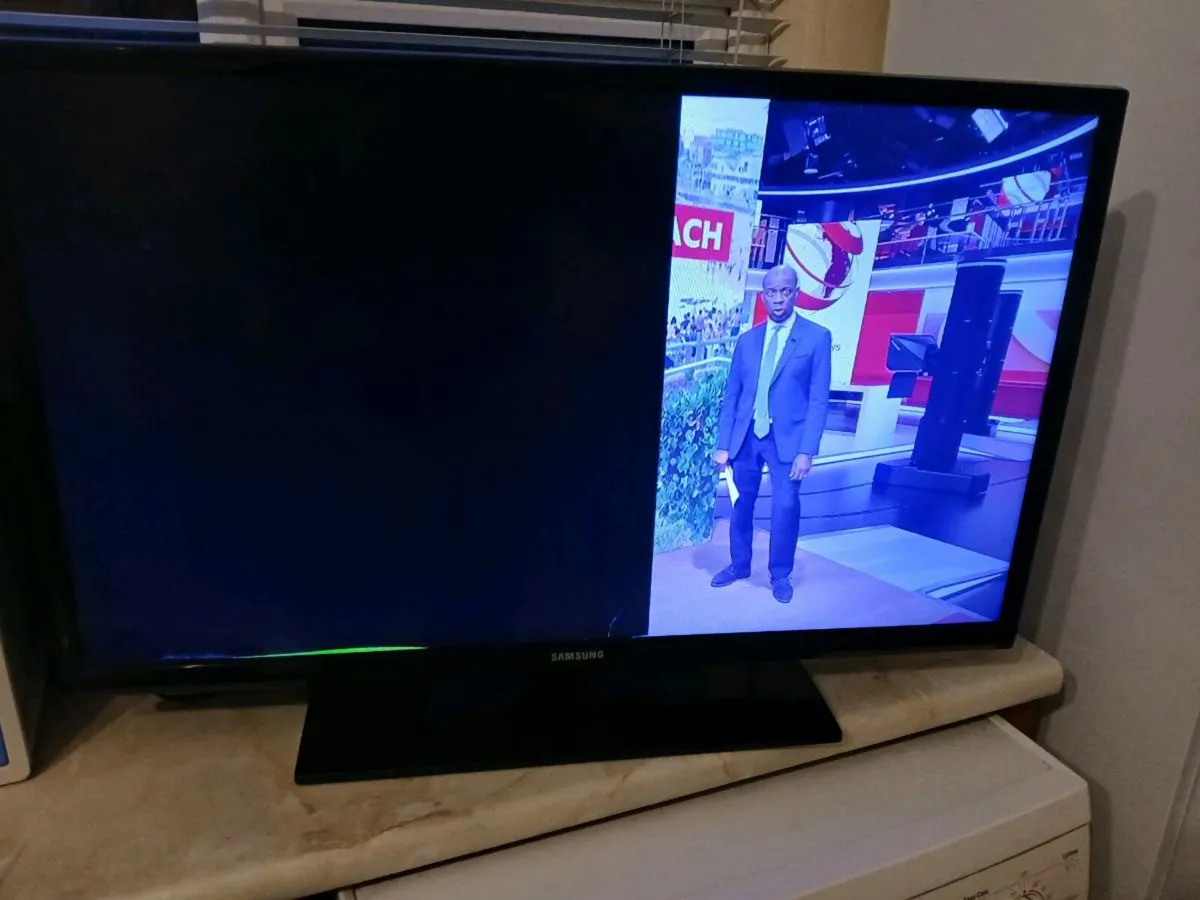 Samsung 32 inch tv for repair or parts. - Image 1