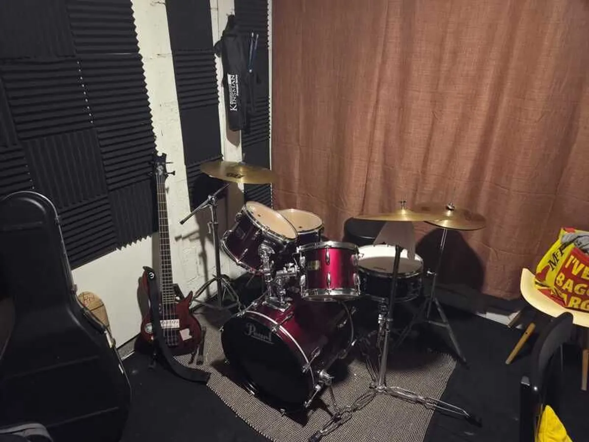 Pearl Target Rock Drum Kit (Wine Red) - Image 1