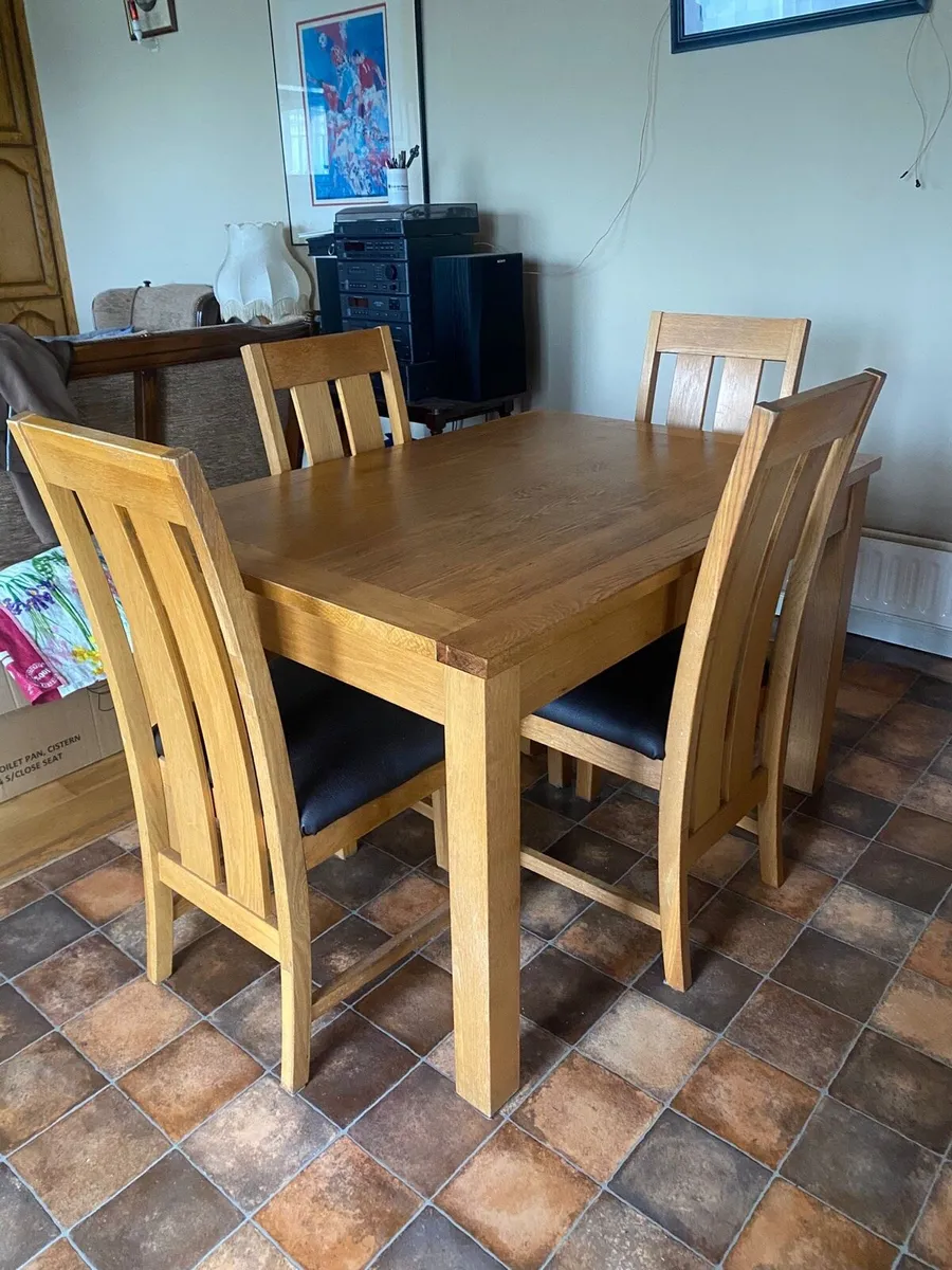 Table and chairs 850x1200 - Image 1