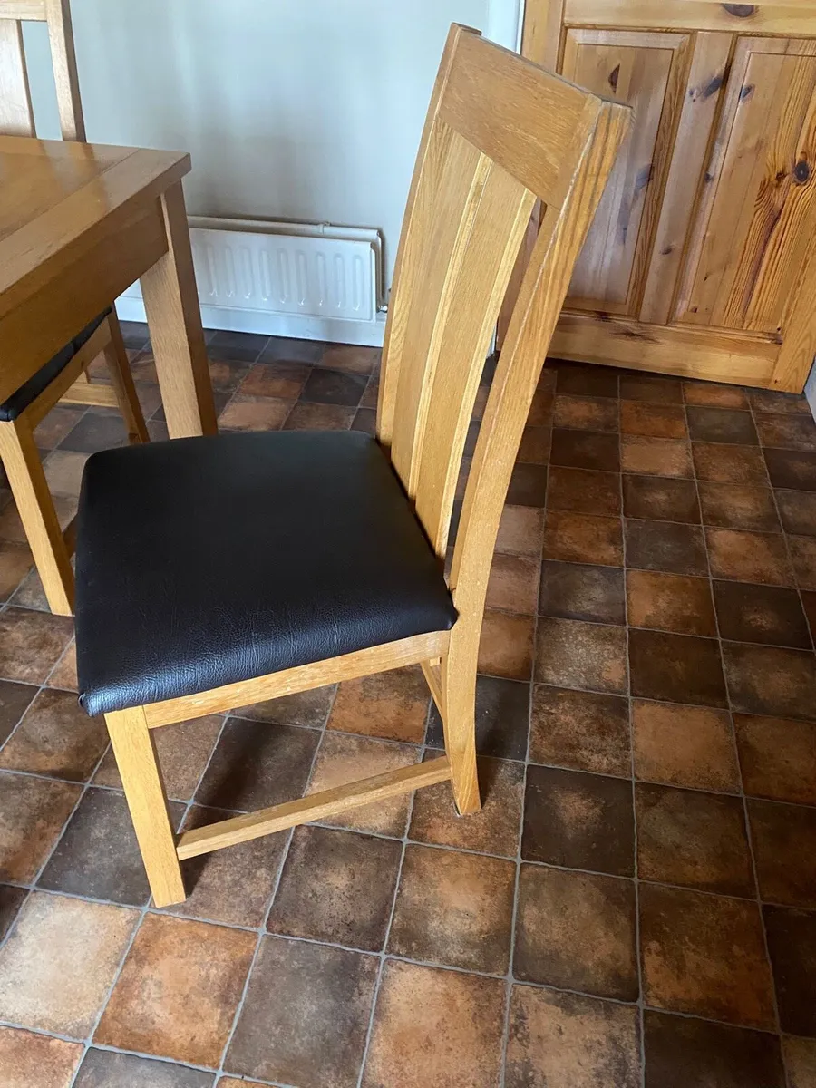 Table and chairs 850x1200 - Image 2