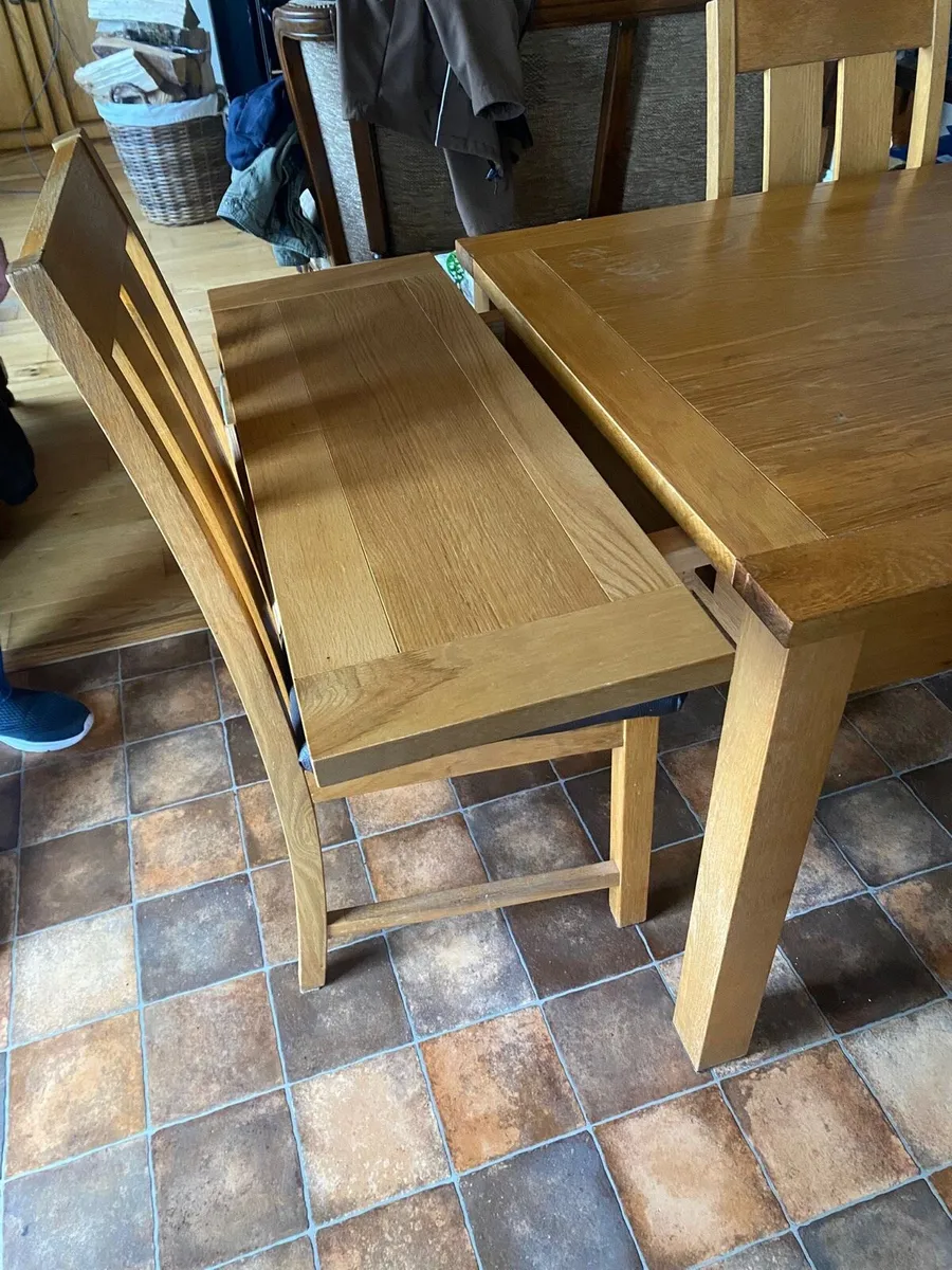 Table and chairs 850x1200 - Image 3