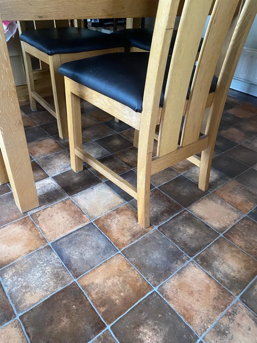 Table and chairs 850x1200 - Image 4