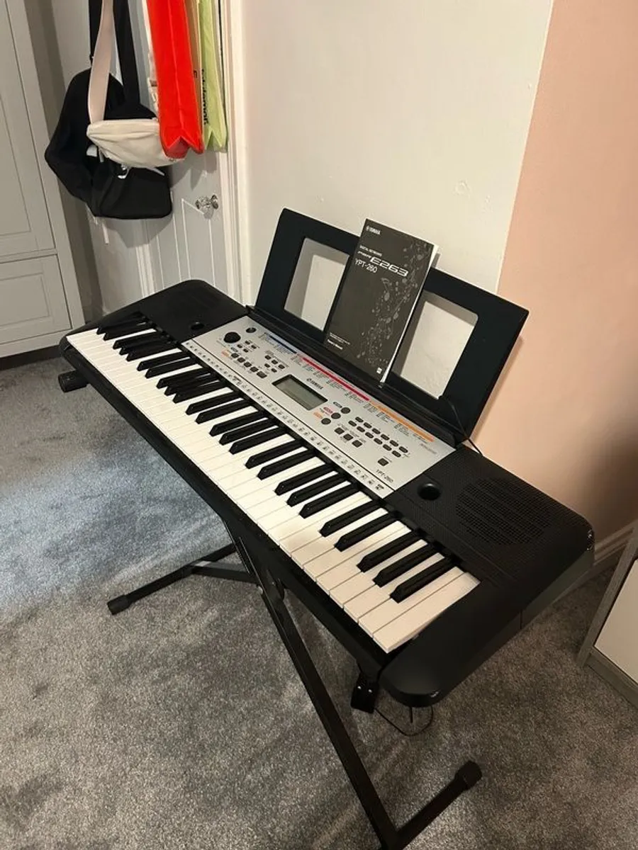 Yamaha YPT 260 Keyboard and Stand - Image 1