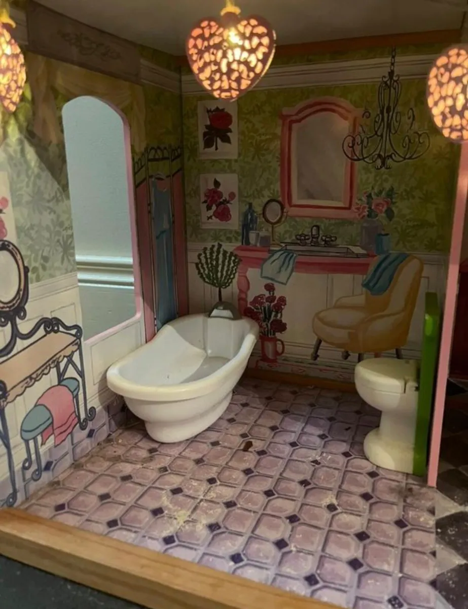 Dolls house - Image 2