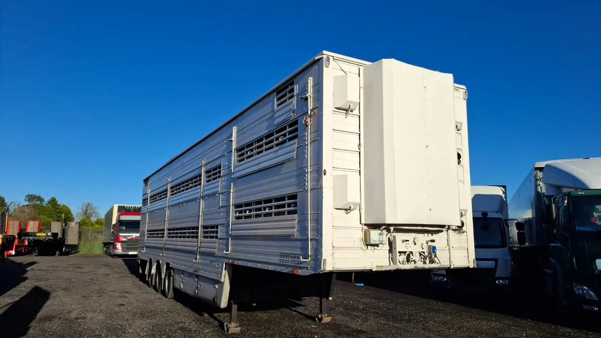 2001 Pezzaioli 3 Deck Livestock Trailer, 3 Axles , - Image 1