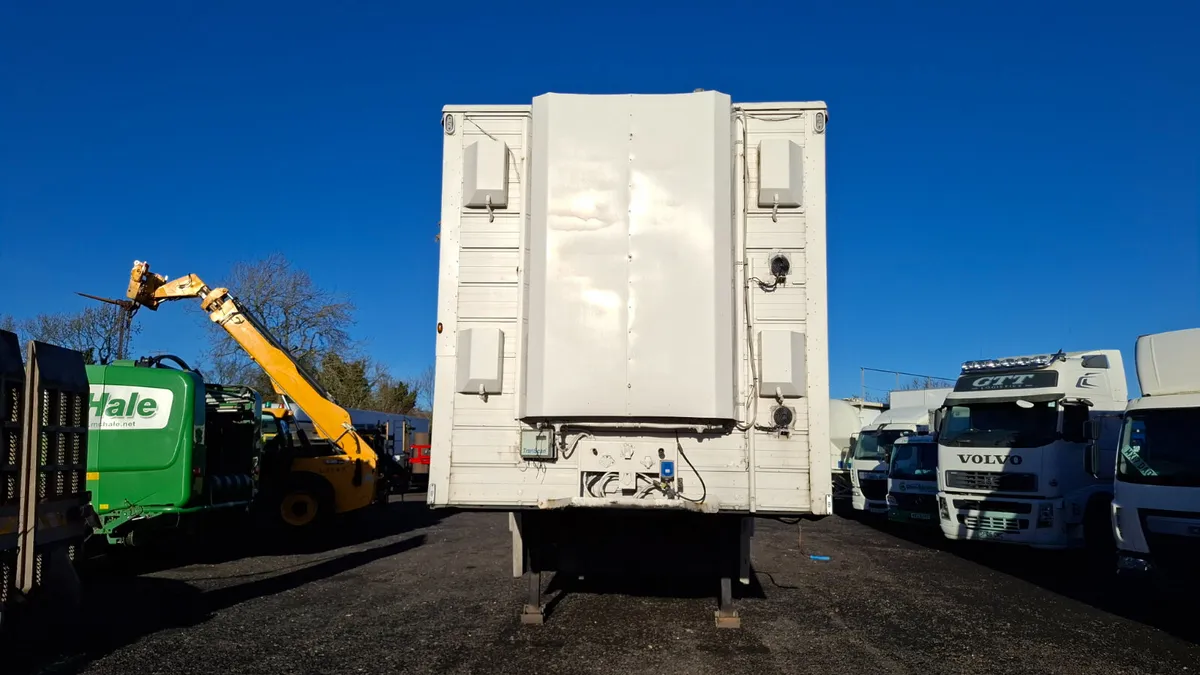 2001 Pezzaioli 3 Deck Livestock Trailer, 3 Axles , - Image 2