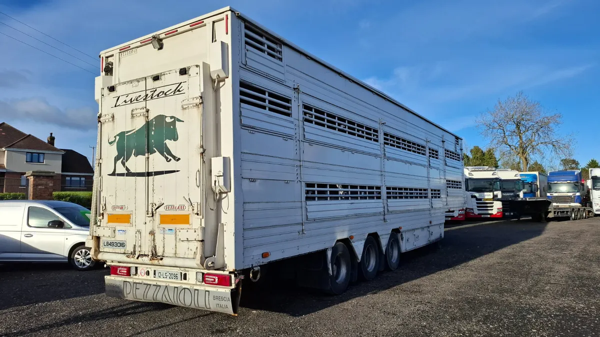 2001 Pezzaioli 3 Deck Livestock Trailer, 3 Axles , - Image 4