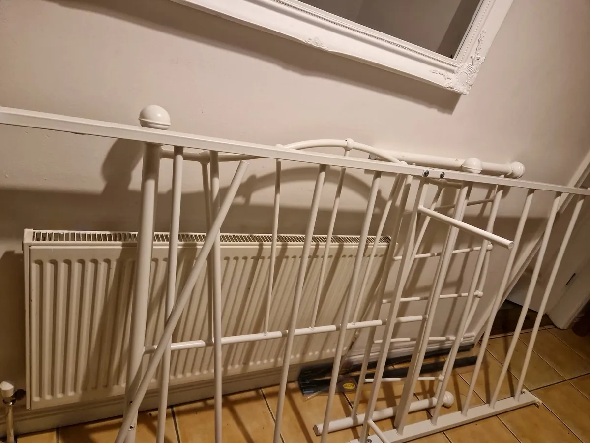 Single bed - Image 1