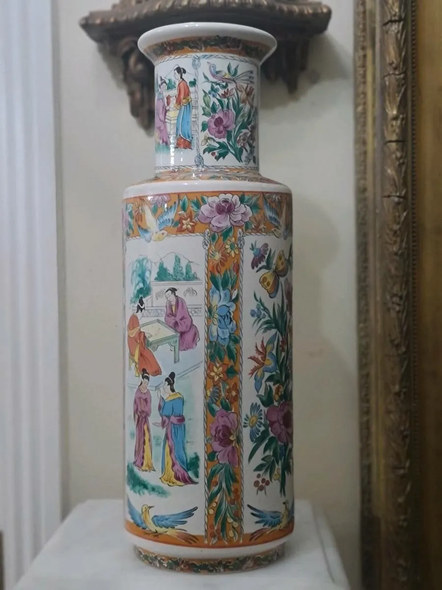 Tall Japanese vase POSTAGE AVAILABLE - Image 4