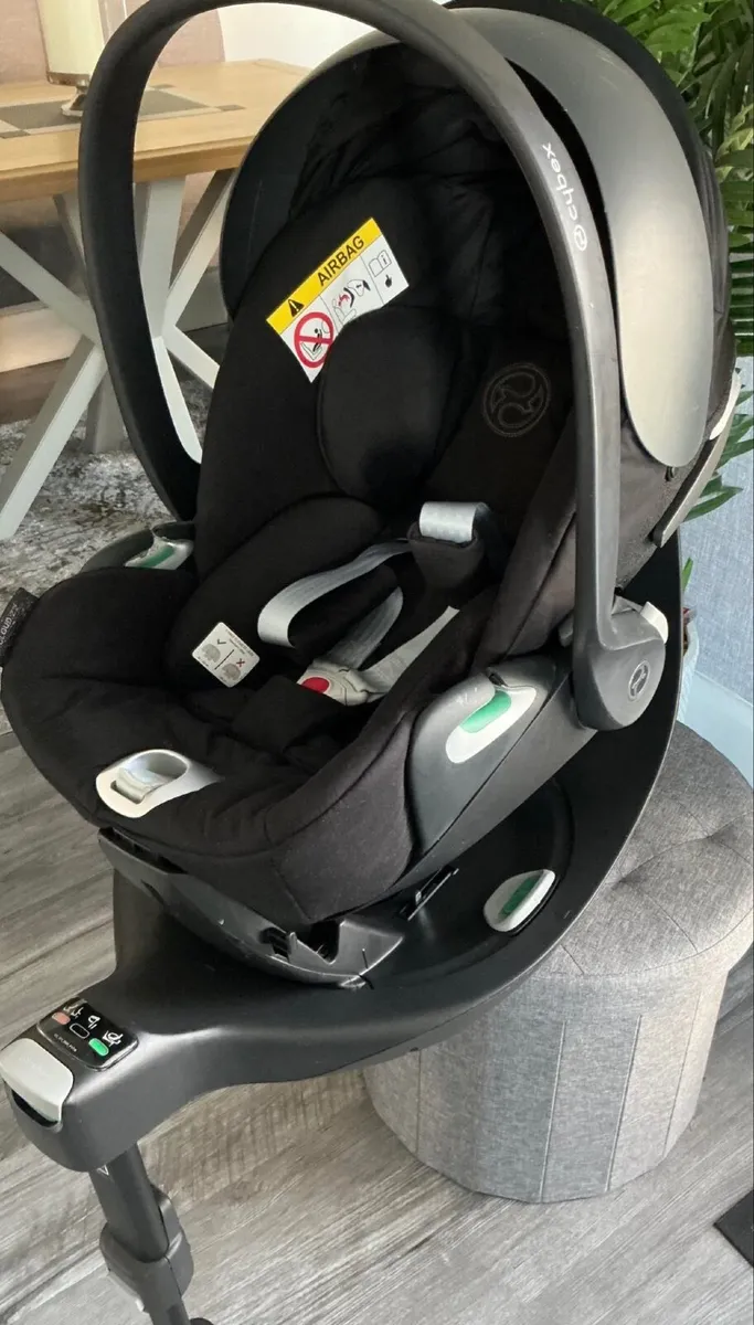 Cybex Cloud Z car seat and base - Image 1