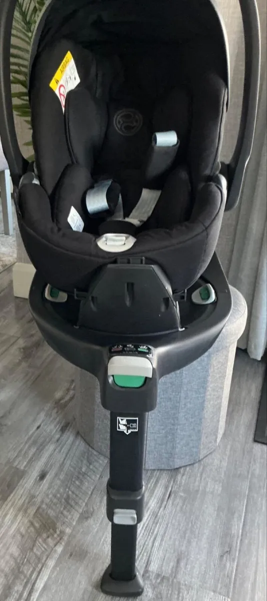 Cybex Cloud Z car seat and base - Image 2