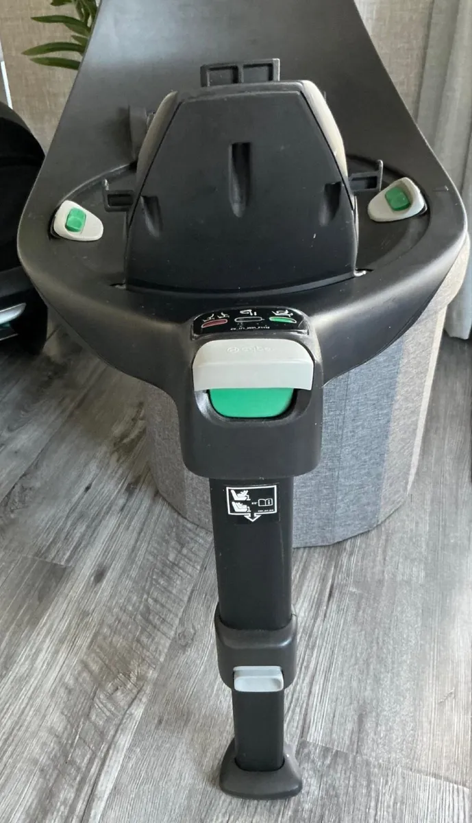 Cybex Cloud Z car seat and base - Image 3