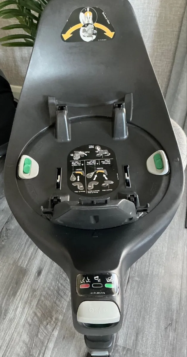Cybex Cloud Z car seat and base - Image 4