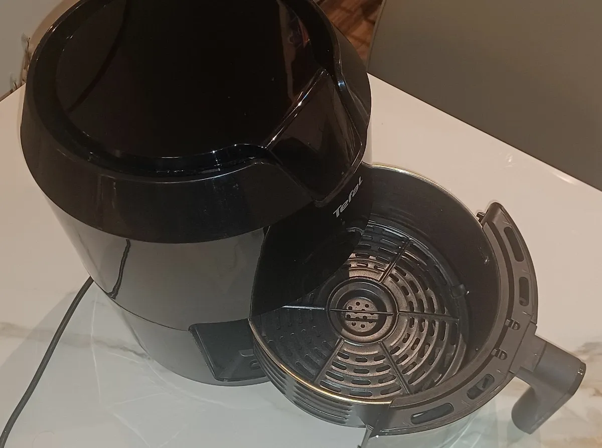 Tefal Air Fryer (4.2L XL Capacity) w/  Accessories - Image 2