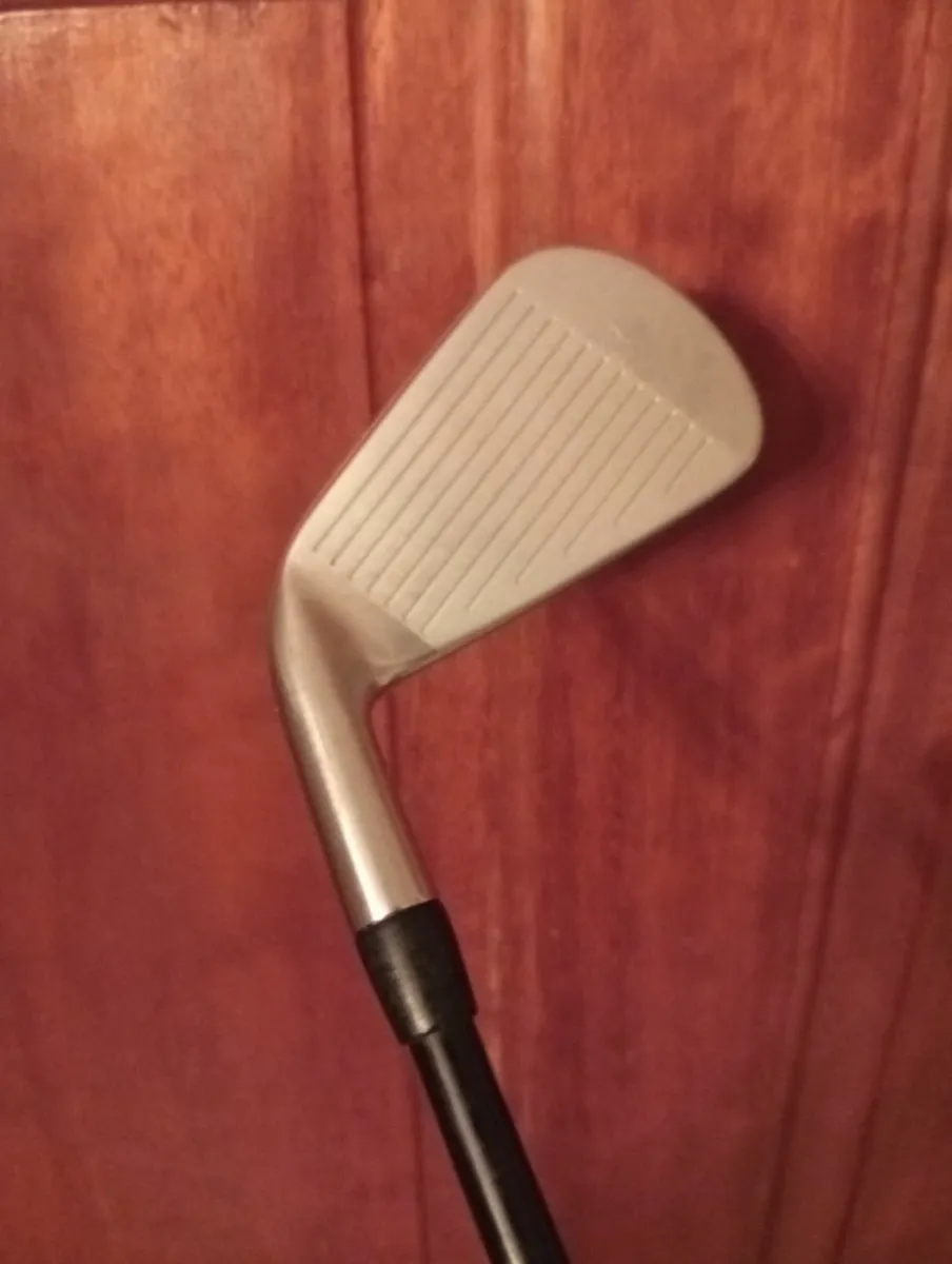 Titleist U 500 4 Iron Untility Club As New - Image 3