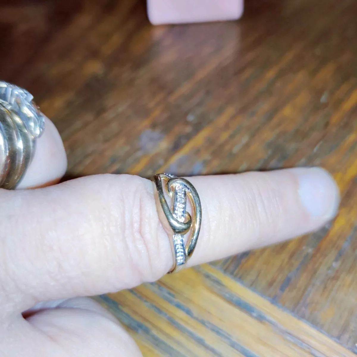 DIAMOND TWIRLY TWIST, 9CT YELLOW Gold New Ring ! - Image 2