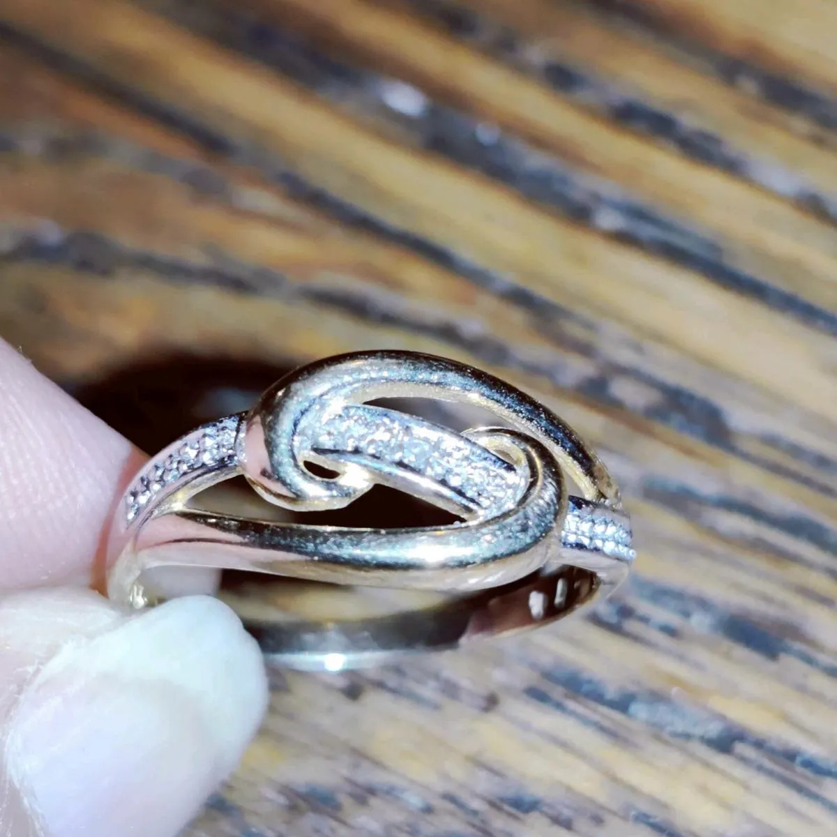 DIAMOND TWIRLY TWIST, 9CT YELLOW Gold New Ring ! - Image 1