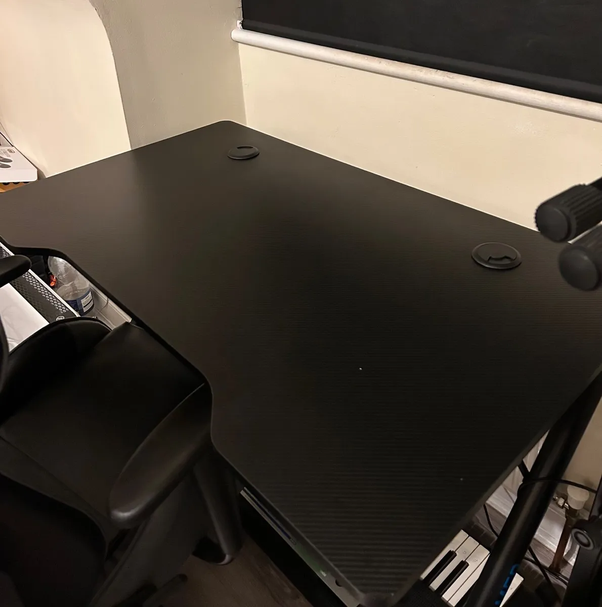 Gaming table and chair - Image 1