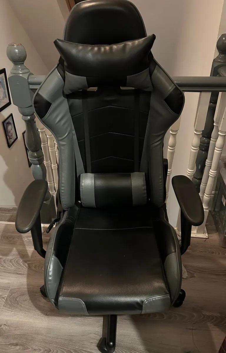 Gaming table and chair - Image 2