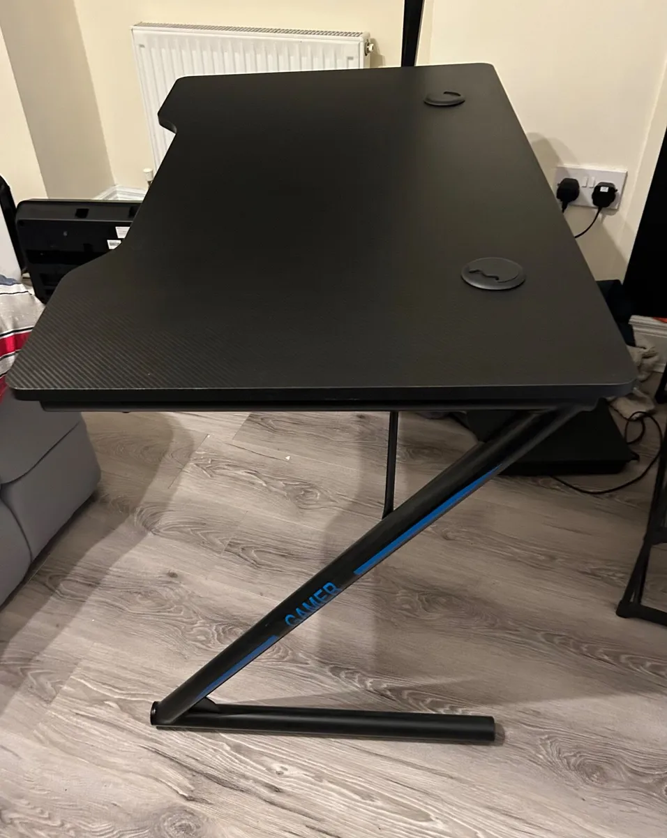 Gaming table and chair - Image 3