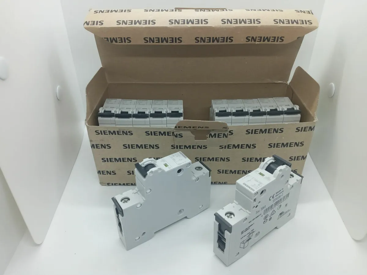 Delivery - 12 x Siemens 5SY6106-7 MCB C6 Circuit B - Image 1