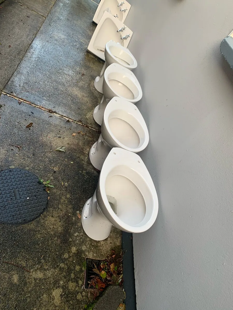 Toilets and sinks - Image 1