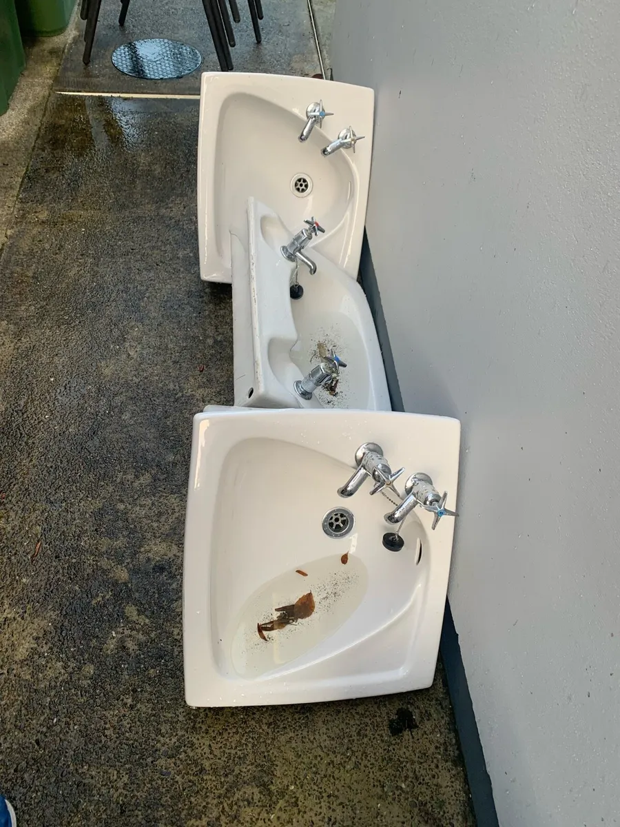 Toilets and sinks - Image 2