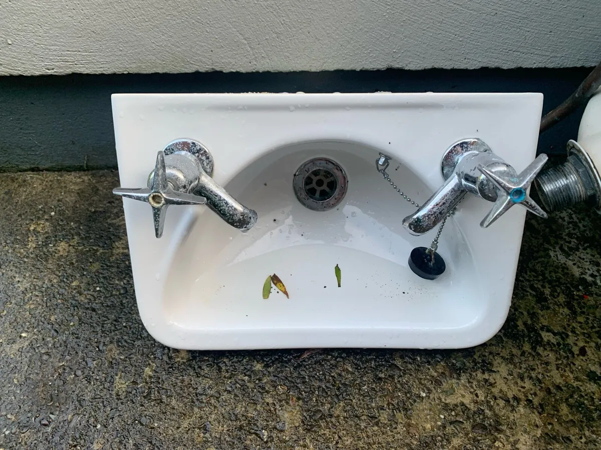 Toilets and sinks - Image 4