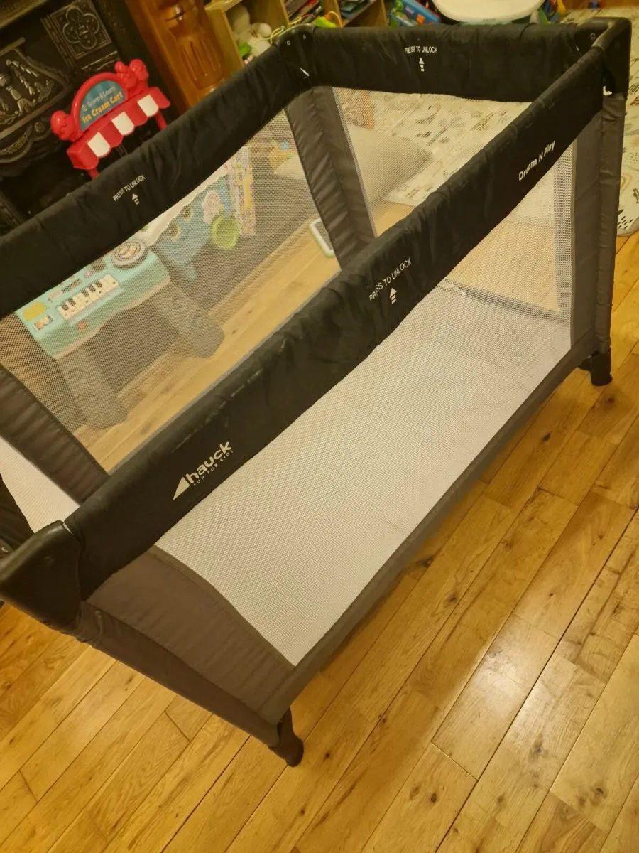 Travel cot - Image 1