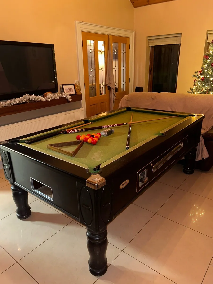 Pool table - Image 1