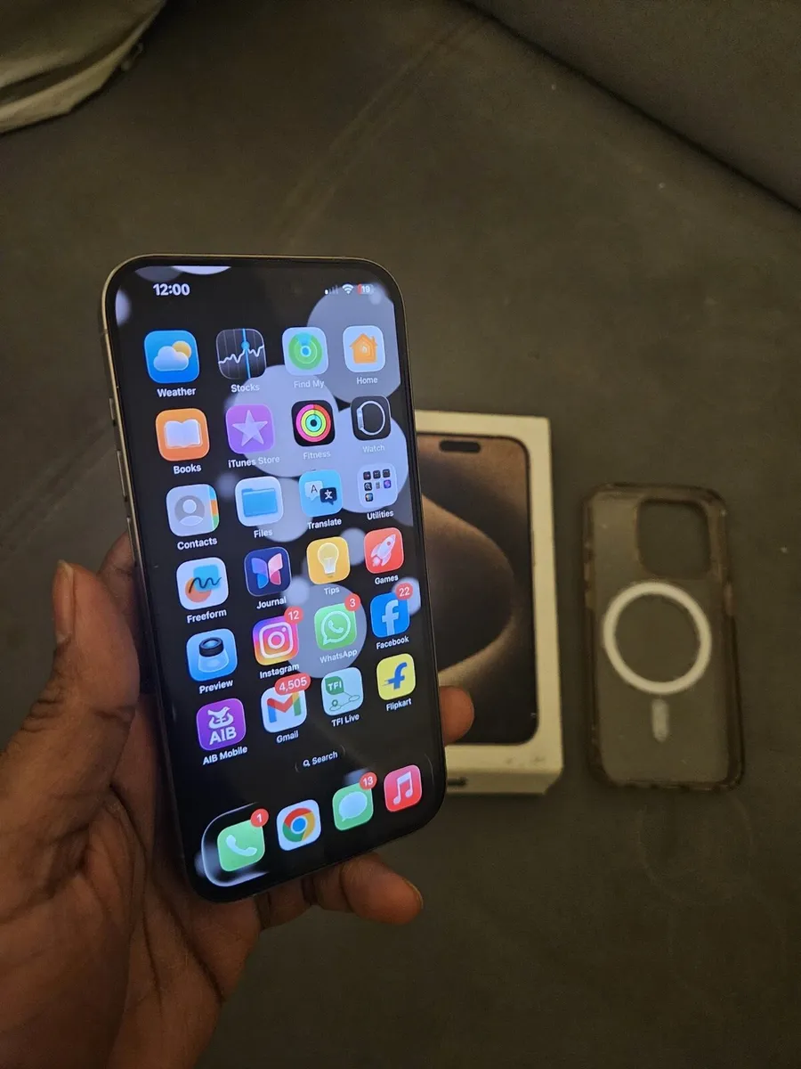 Iphone 15 pro and iphone 13 - Image 2