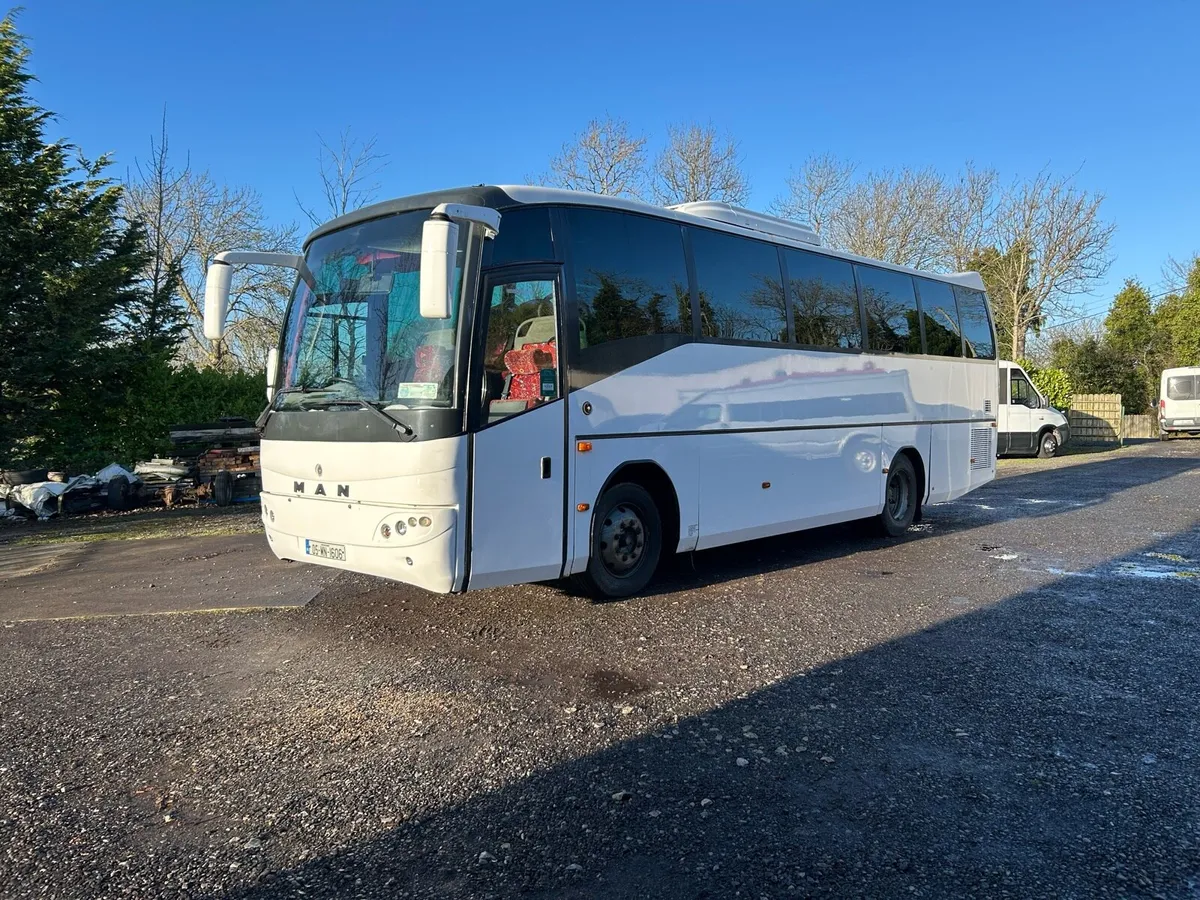 Man 41 seater coach 2005 - Image 1