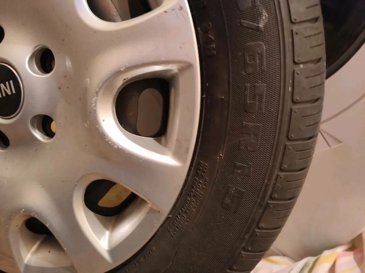 R 15s  tyers on rims like new... good brand...120e - Image 1