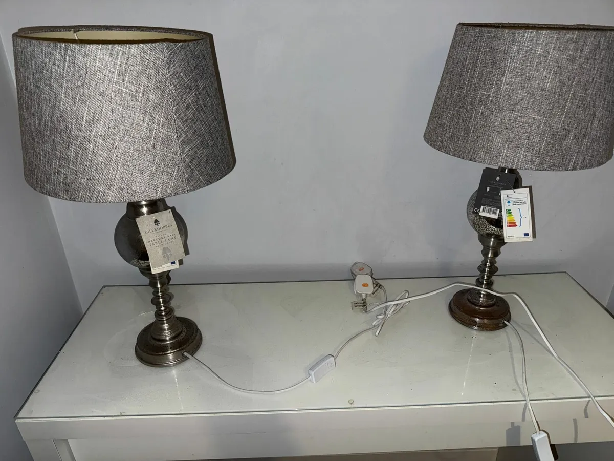 2 matching table lamps