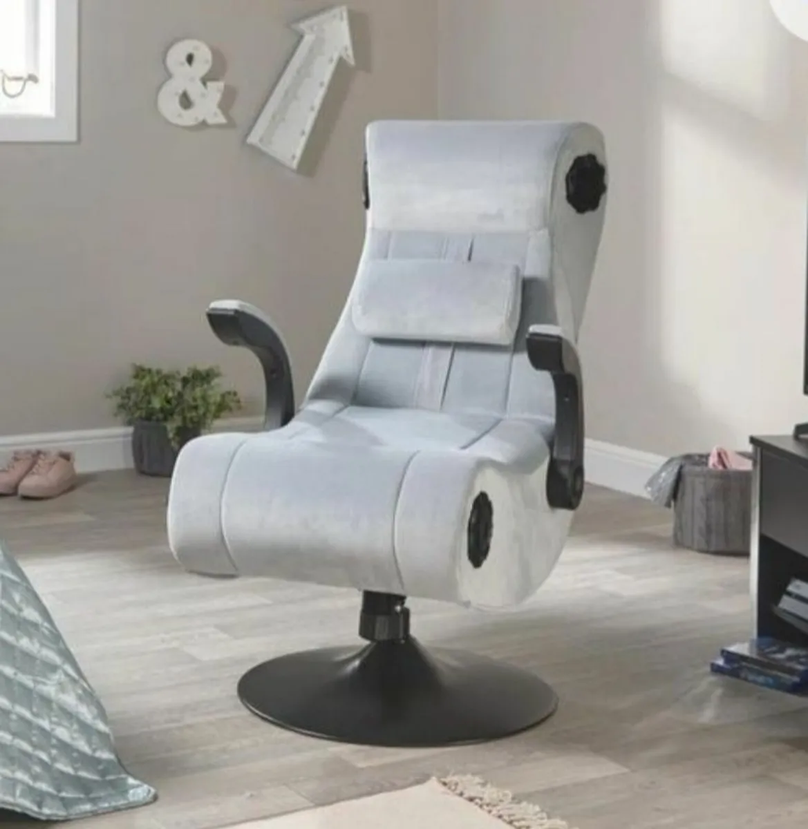 X rocker Deluxe 4.1 Audio Media Gaming Chair - Image 1