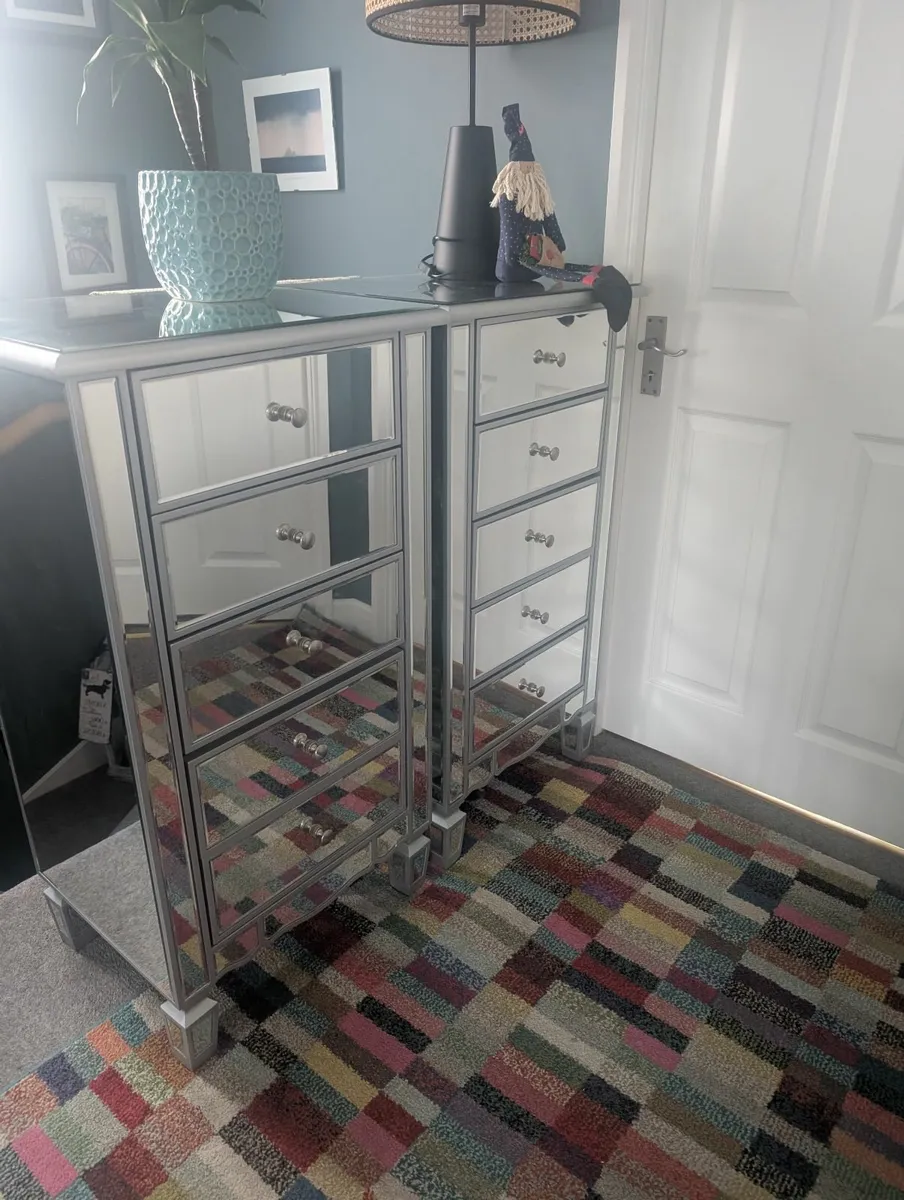 2 Mirrored bedroom unit, excellent condition - Image 1