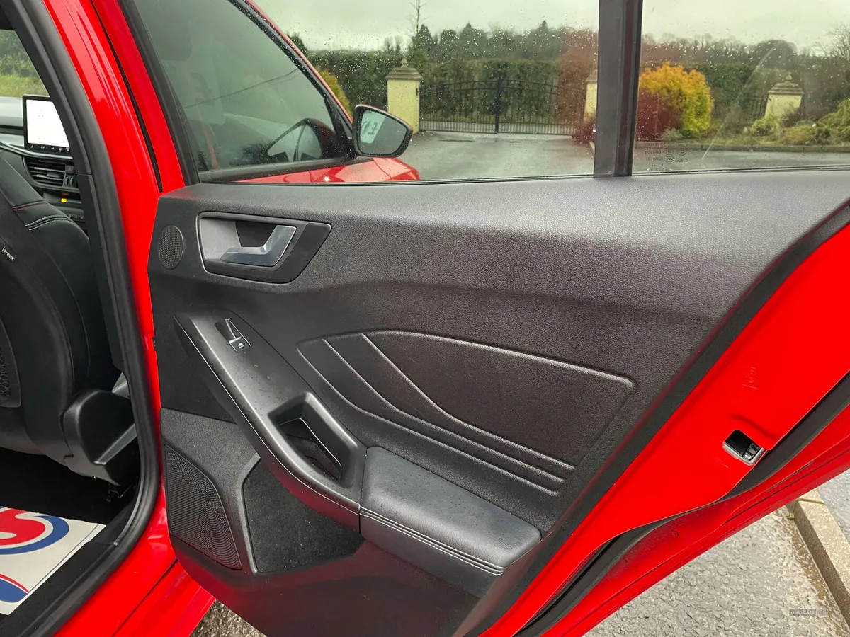 Ford Focus DIESEL HATCHBACK - Image 3