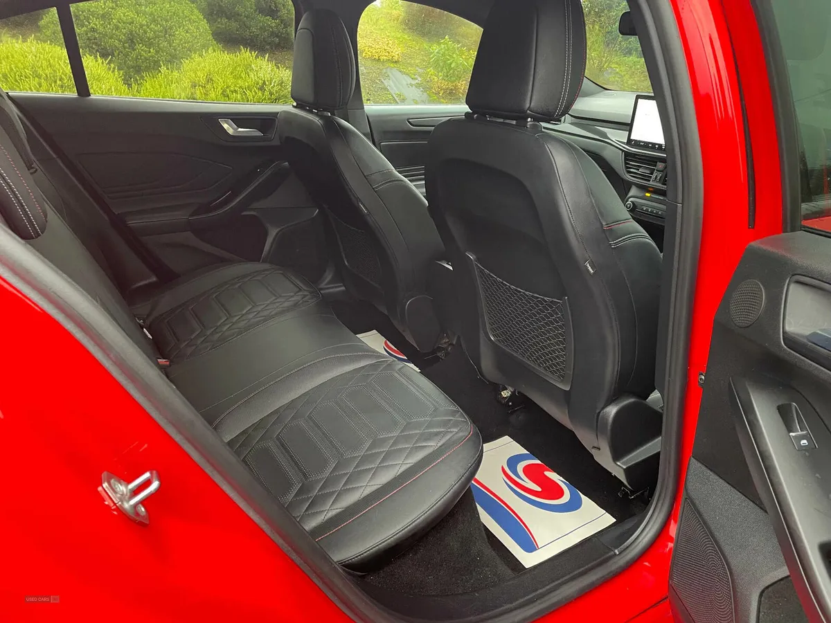 Ford Focus DIESEL HATCHBACK - Image 4