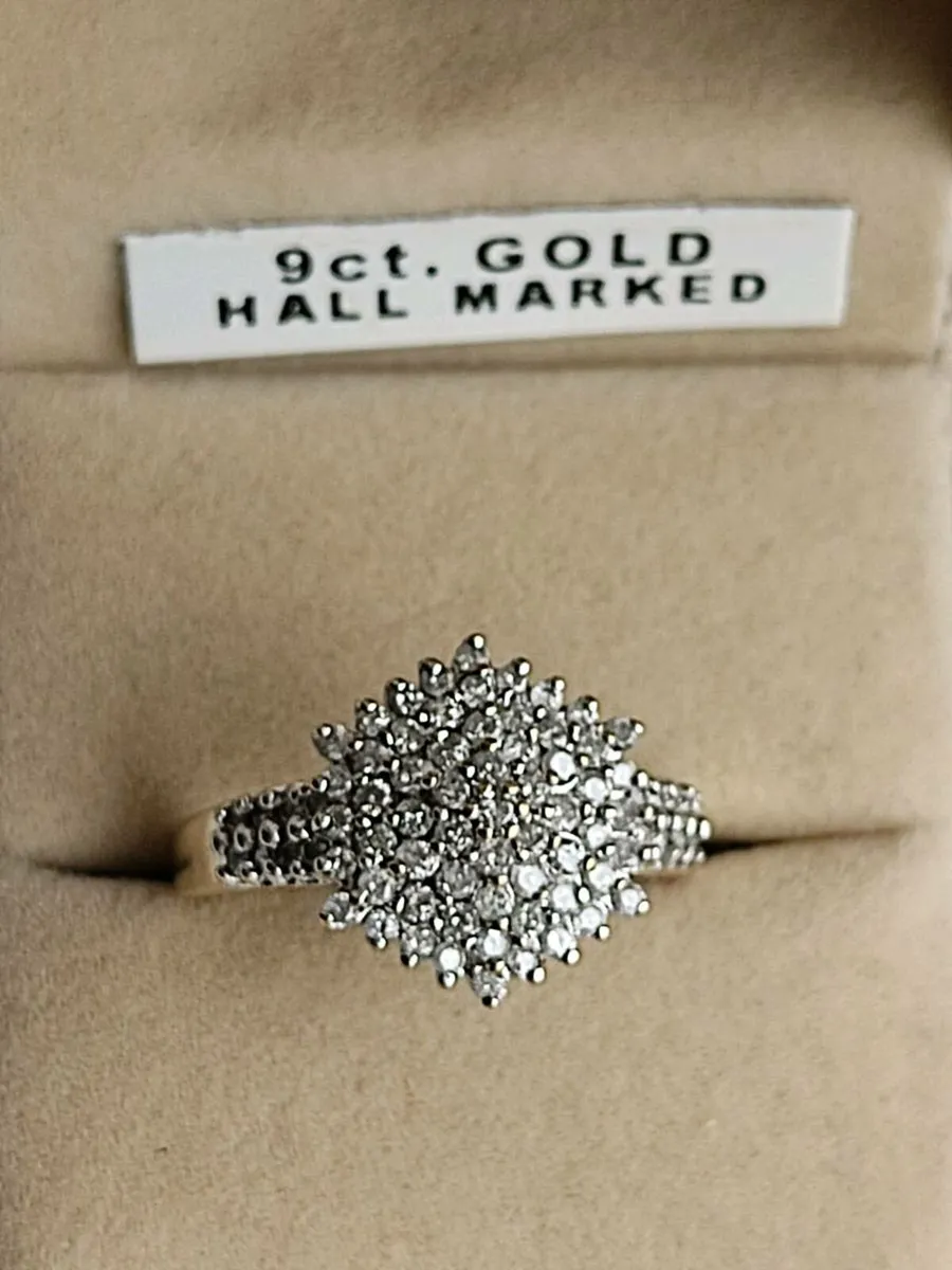 Beautiful Diamond cluster ring 9 CT Gold. Size S. - Image 1