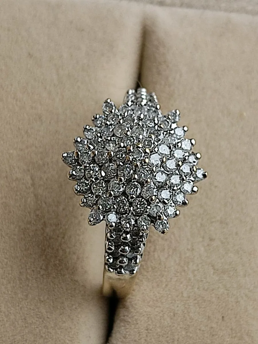 Beautiful Diamond cluster ring 9 CT Gold. Size S. - Image 2