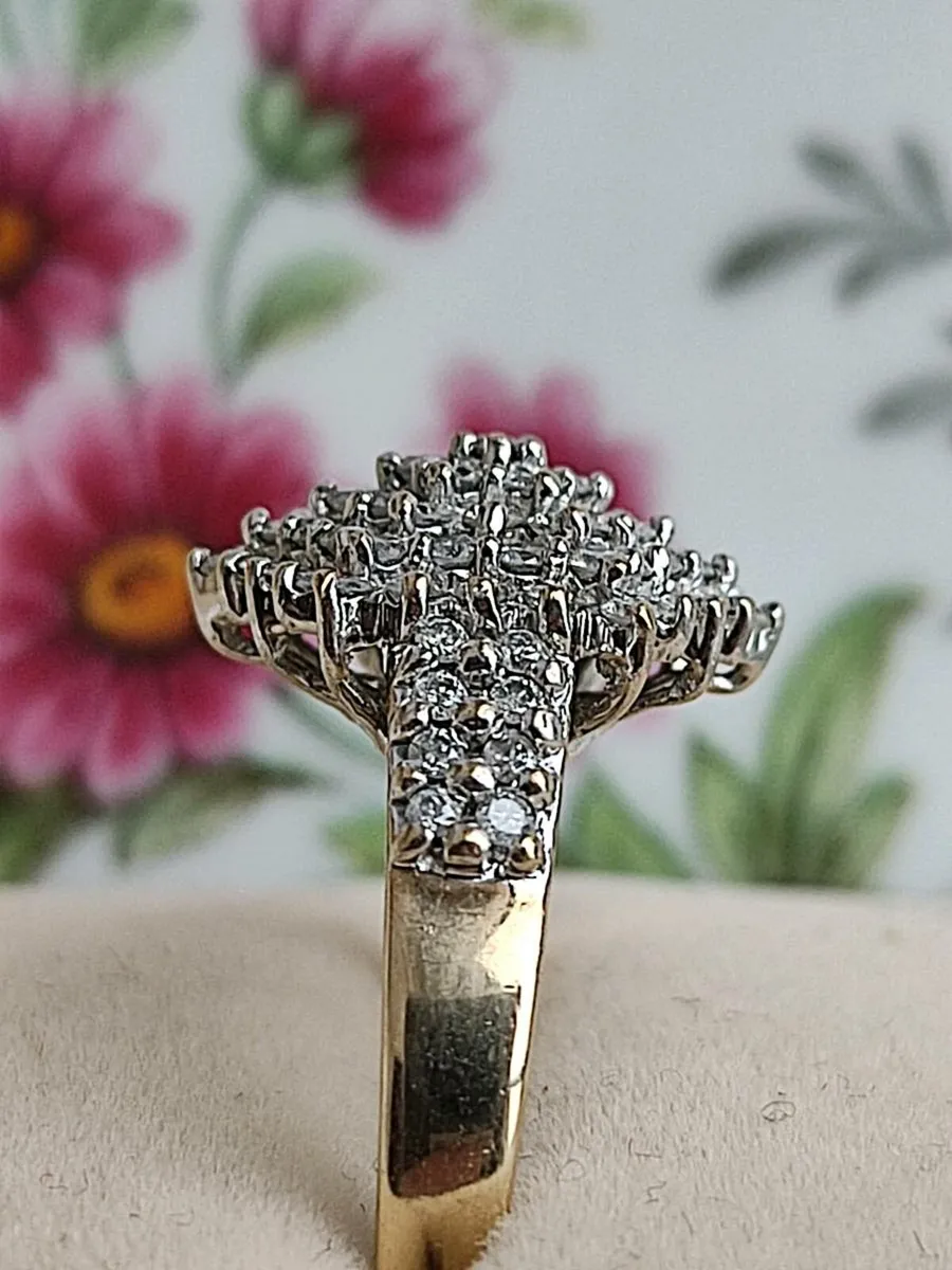 Beautiful Diamond cluster ring 9 CT Gold. Size S. - Image 3