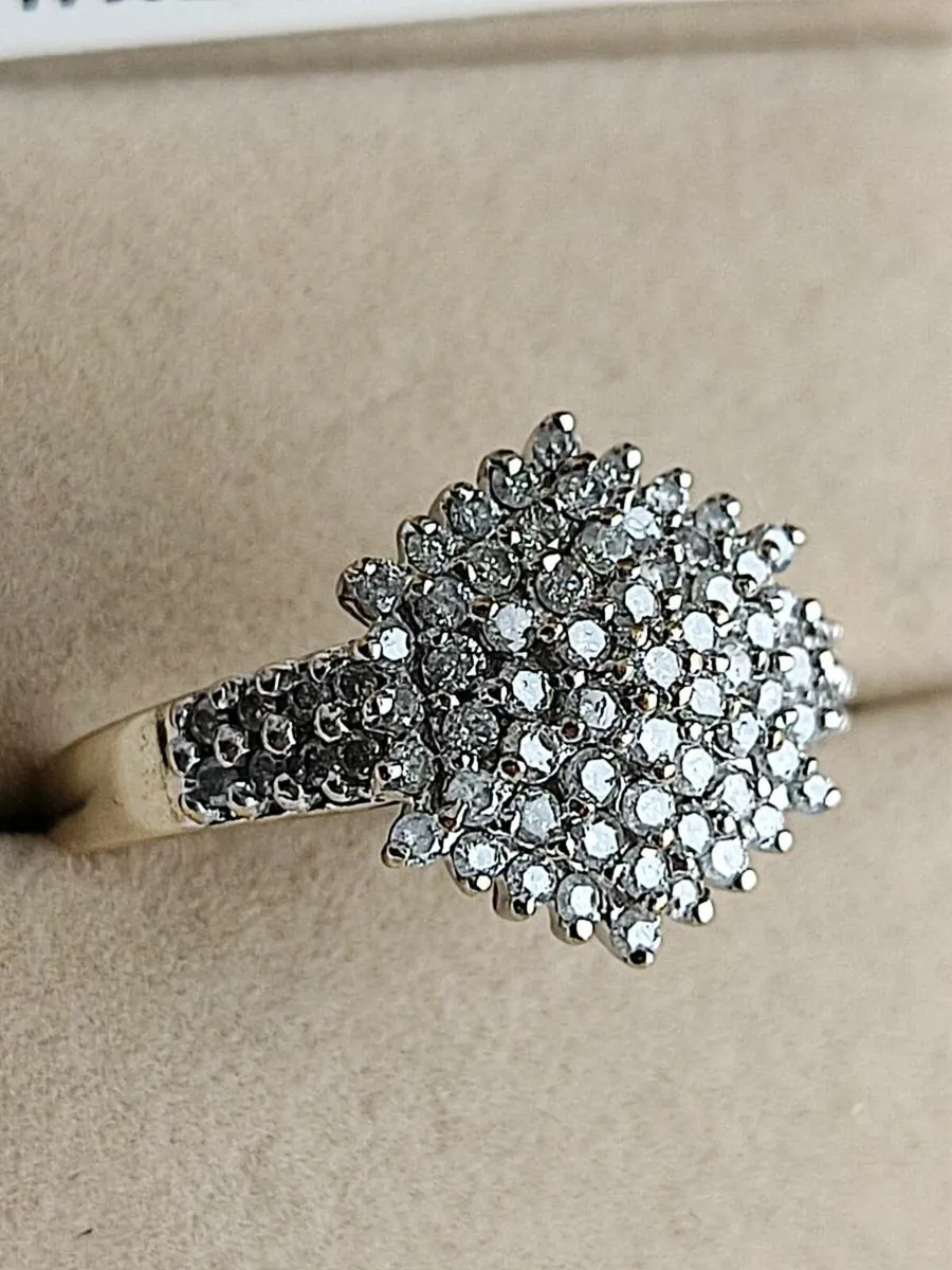 Beautiful Diamond cluster ring 9 CT Gold. Size S. - Image 4