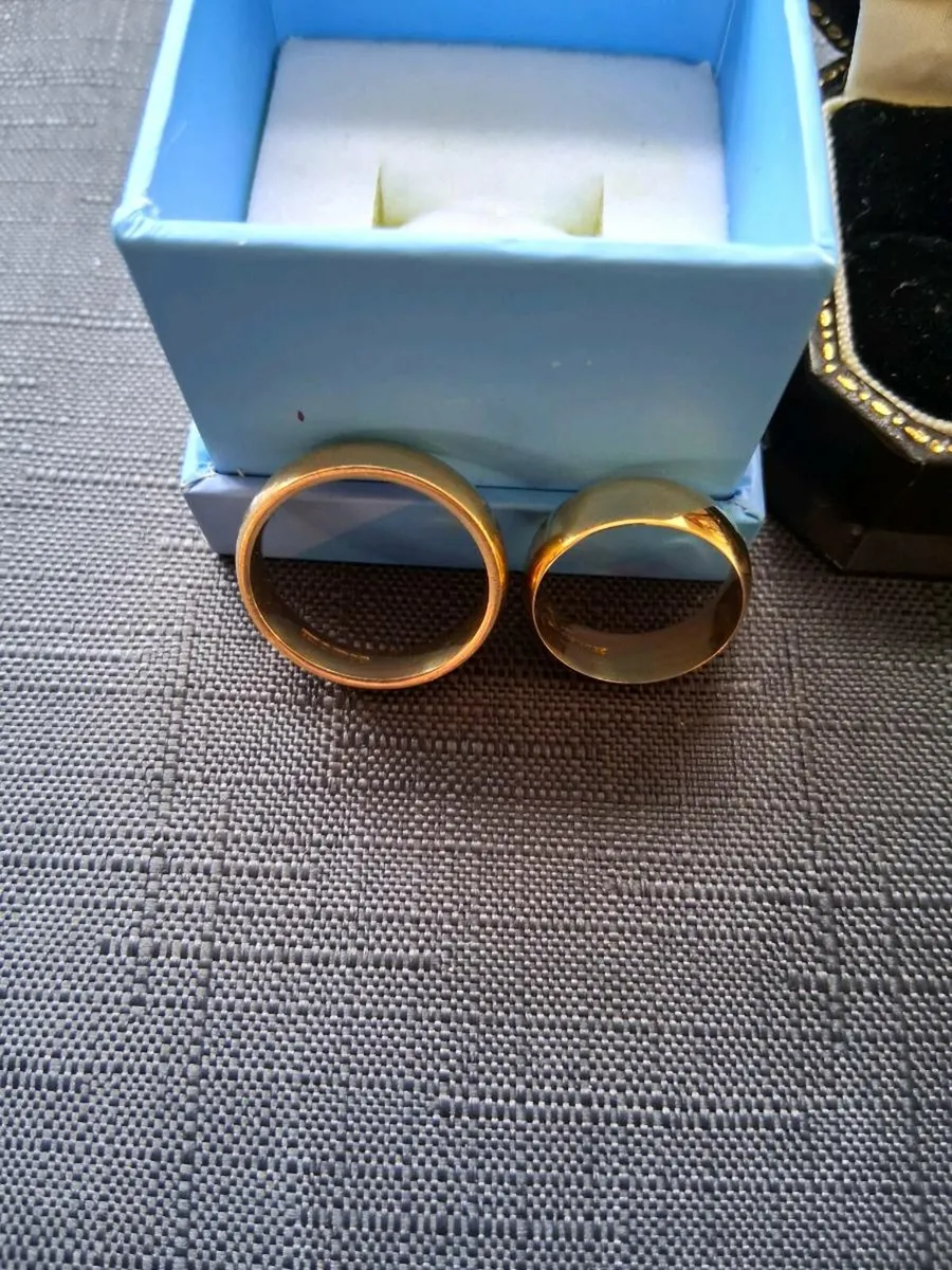 His & Her's Wedding Rings - Image 2