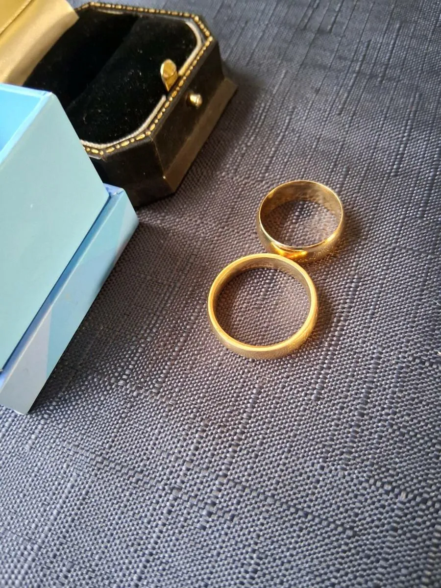 His & Her's Wedding Rings - Image 3