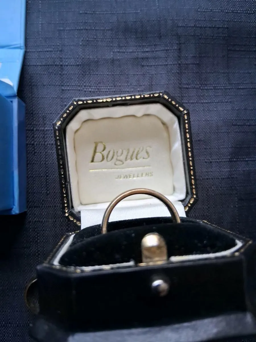 His & Her's Wedding Rings - Image 4