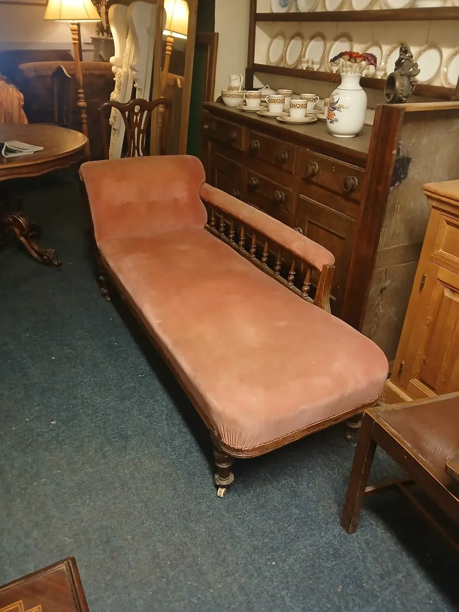 antique ches lounge