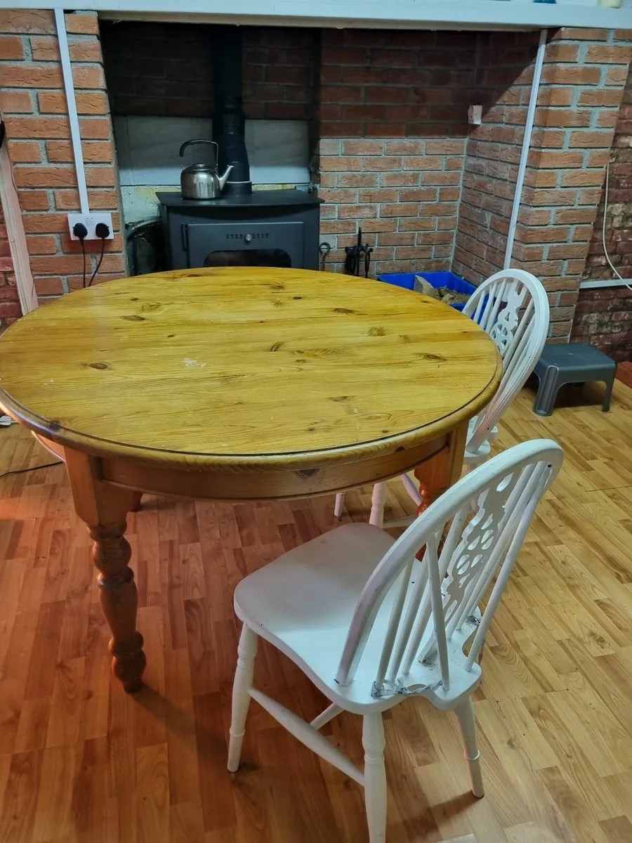 Table and  4 chairs - Image 1