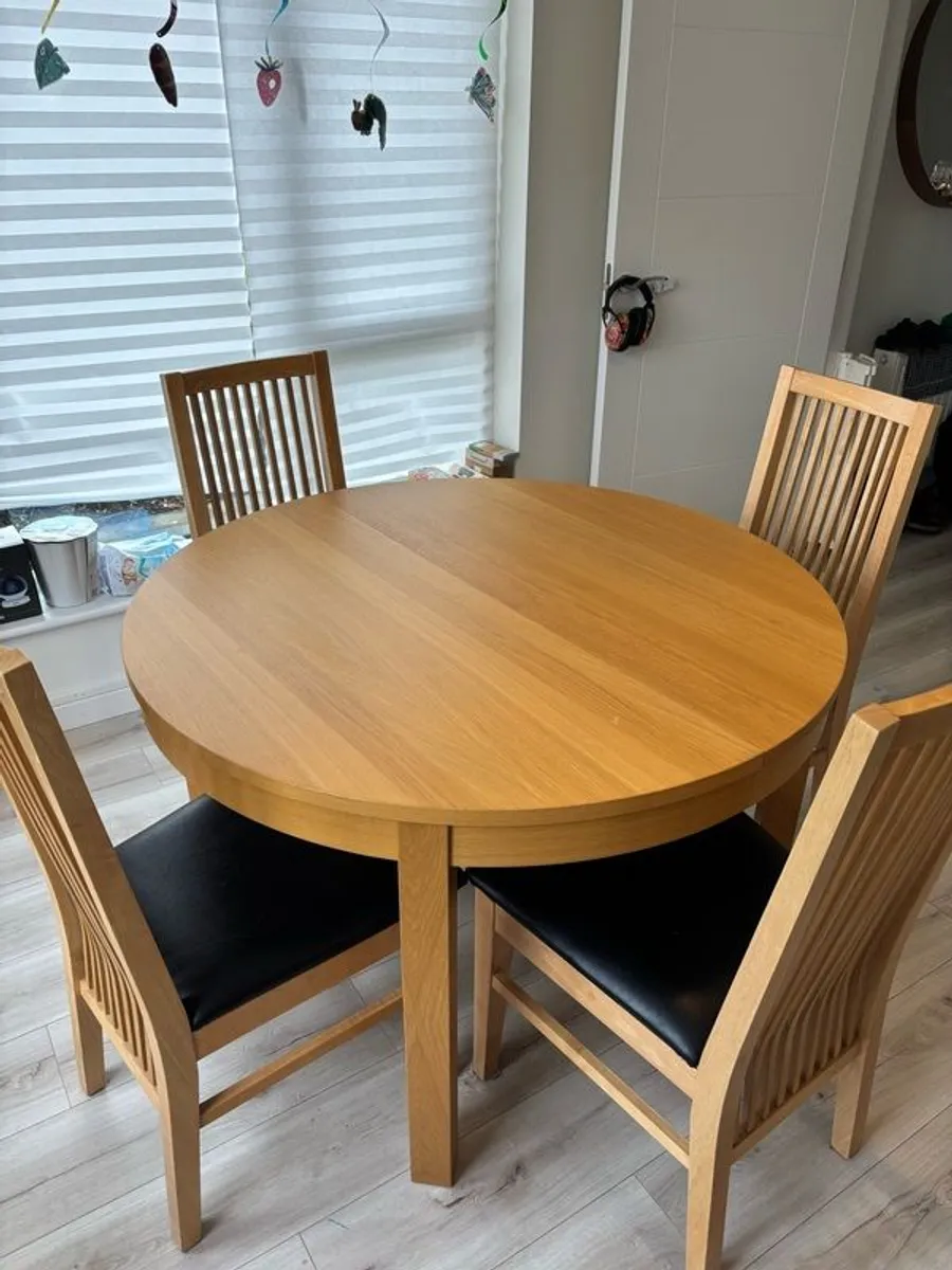 Extending Oak Table with 4 chairs - Image 1