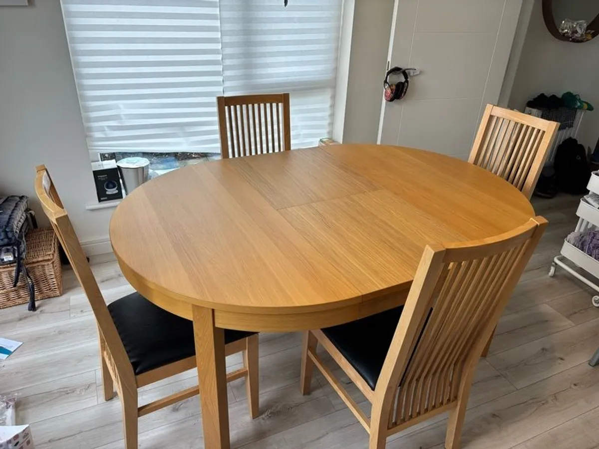 Extending Oak Table with 4 chairs - Image 2