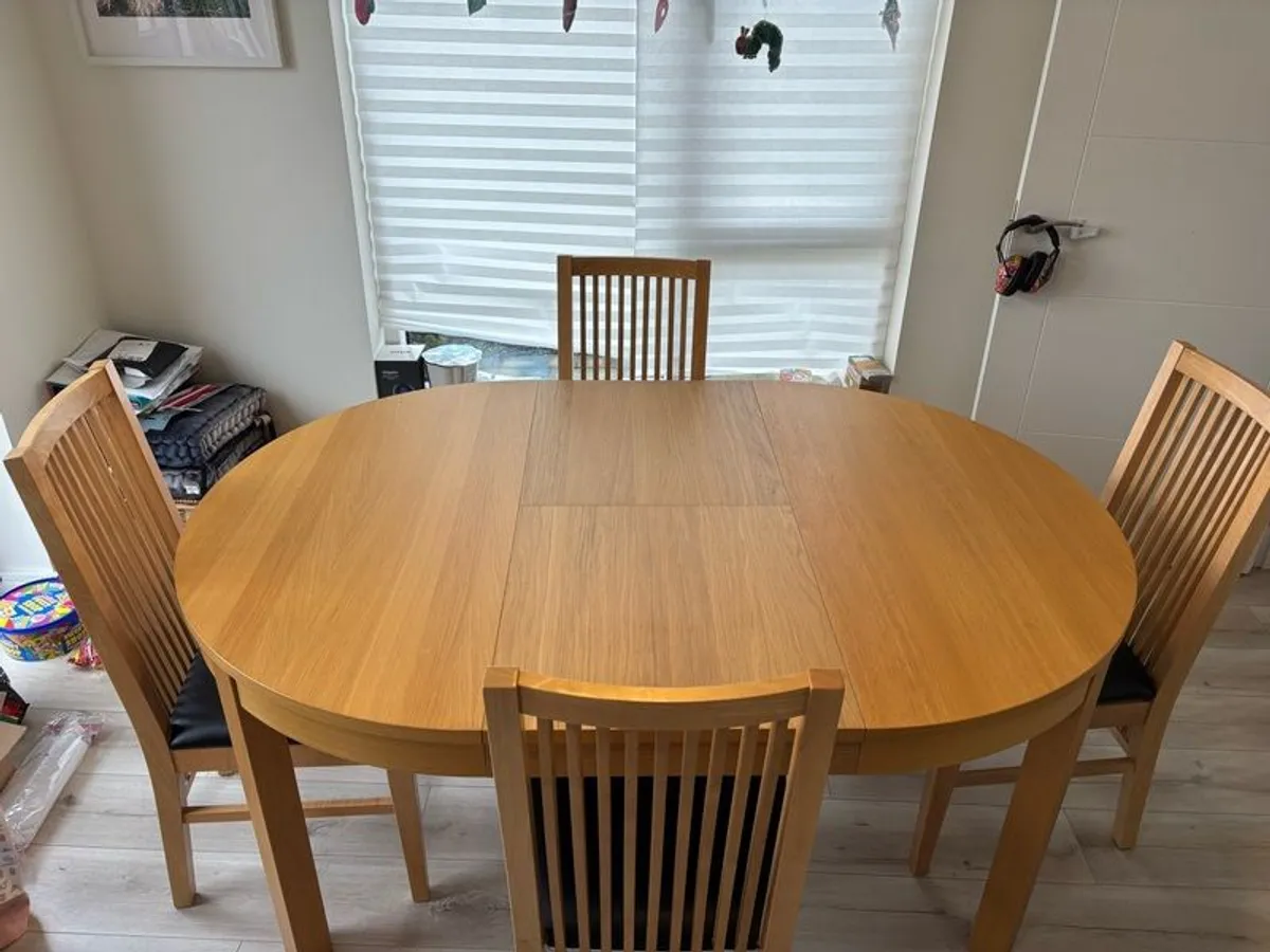 Extending Oak Table with 4 chairs - Image 3
